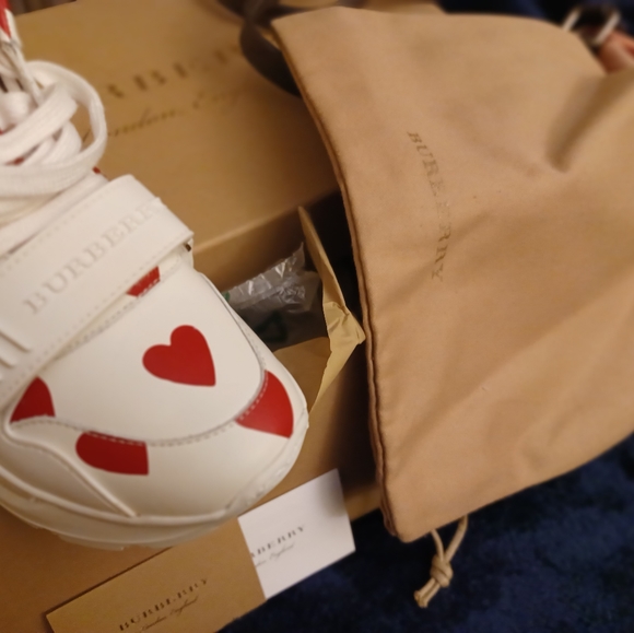 Burberry Regis Heart - Picture 11 of 12